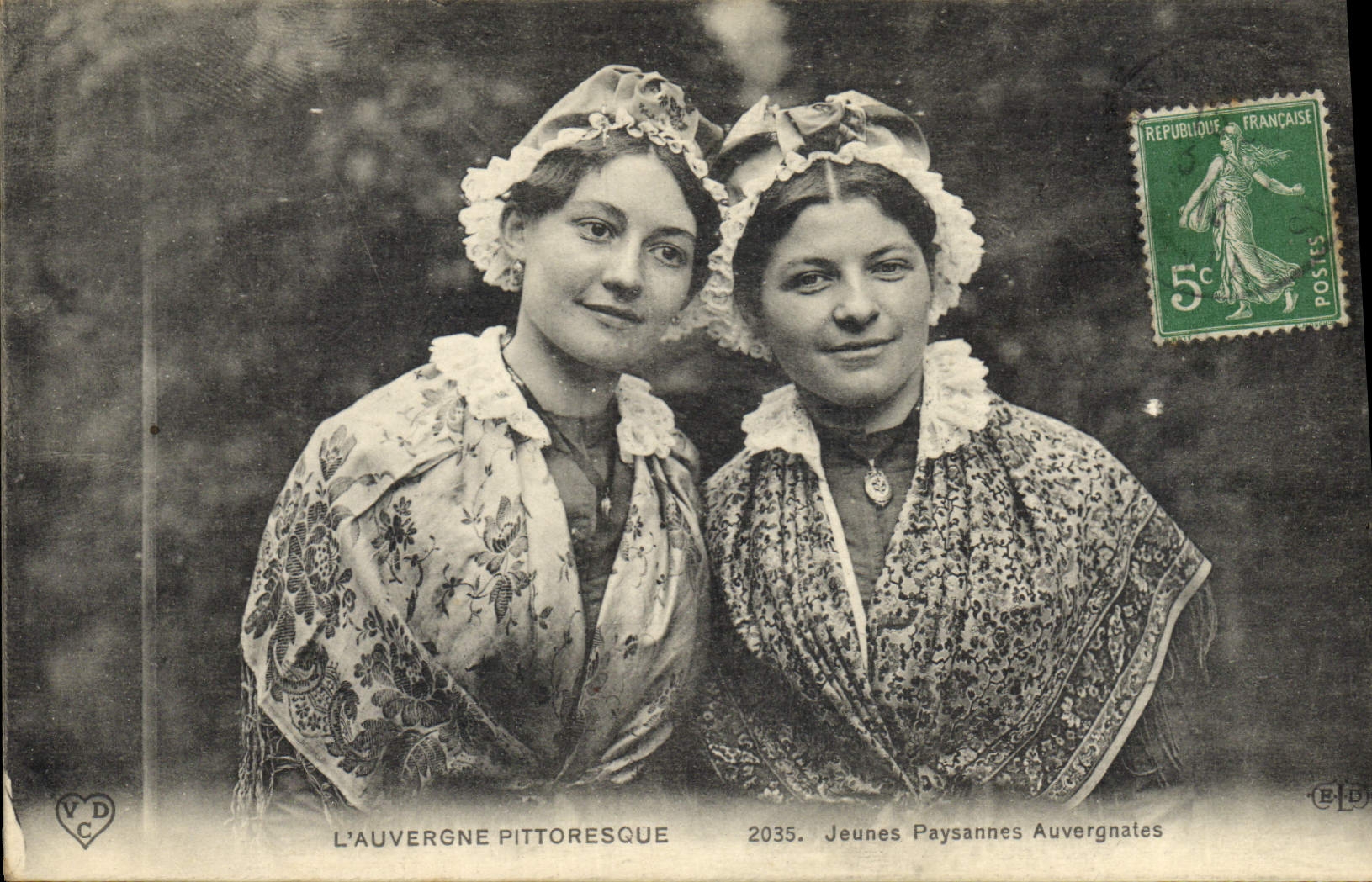 CPA Folklore Auvergne Jeunes paysannes Auvergnates 