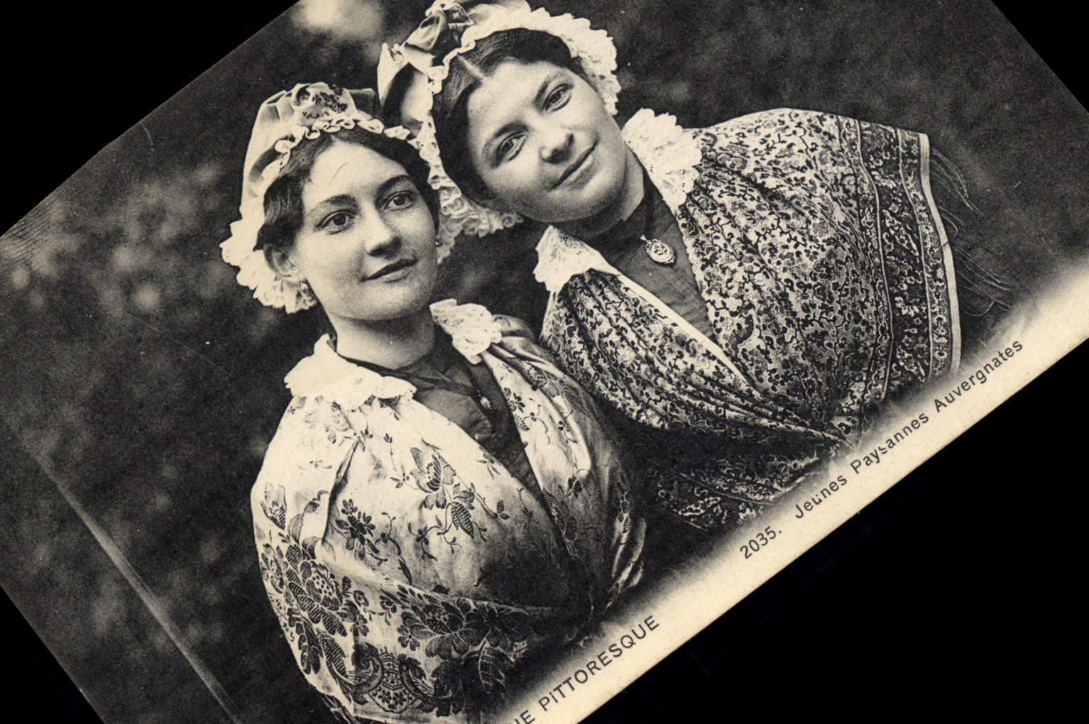 CPA Folklore Auvergne Jeunes paysannes Auvergnates 