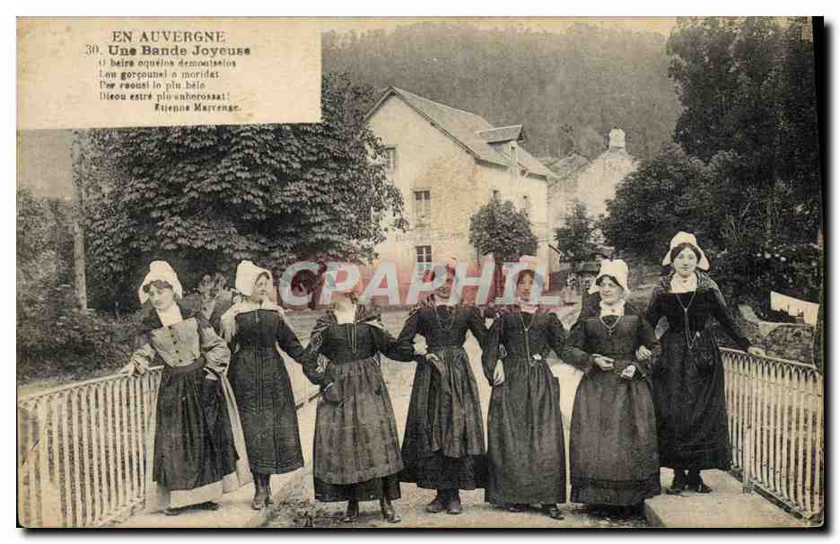 CPA Folklore Auvergne Une bande joyeuse 