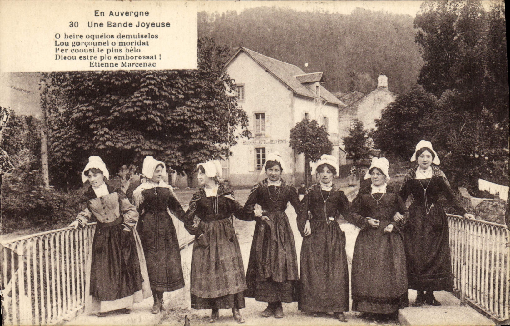 CPA Folklore Auvergne Une bande joyeuse 
