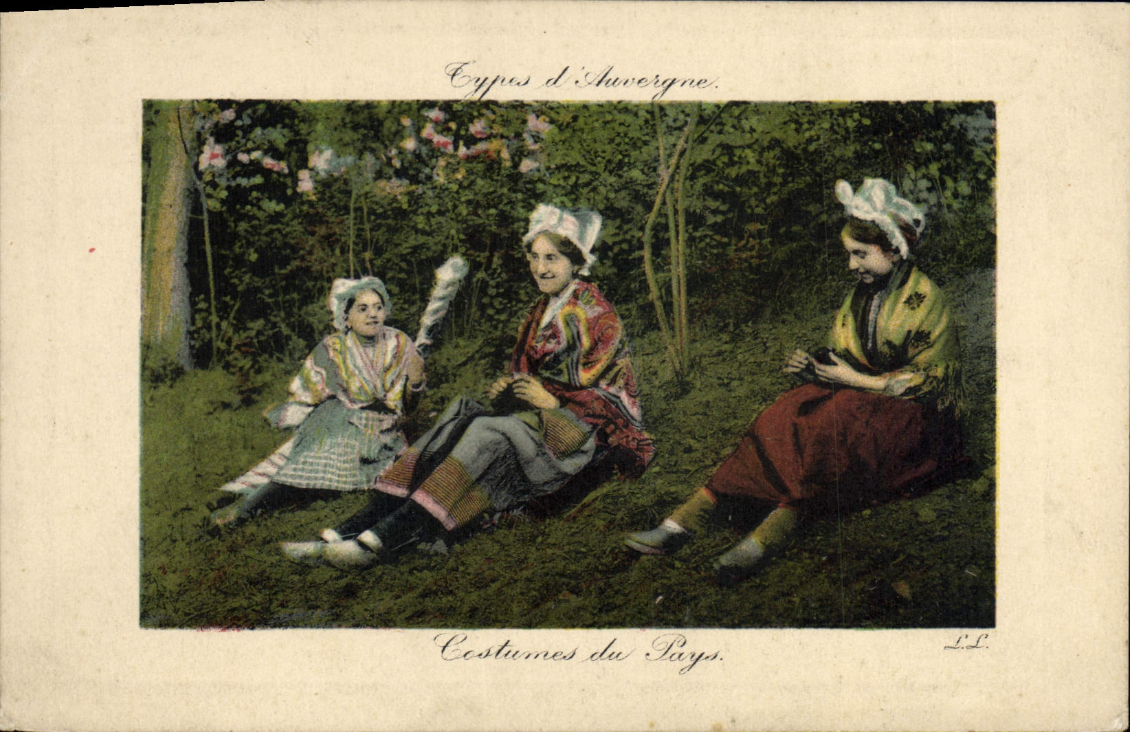 CPA Folklore Auvergne Costumes du pays 