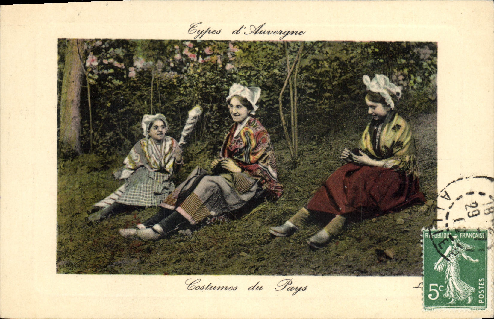 CPA Folklore Auvergne Costumes du pays 
