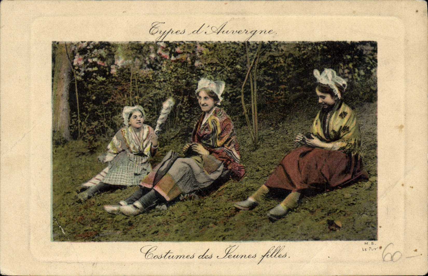 CPA Folklore Auvergne Costumes du pays 