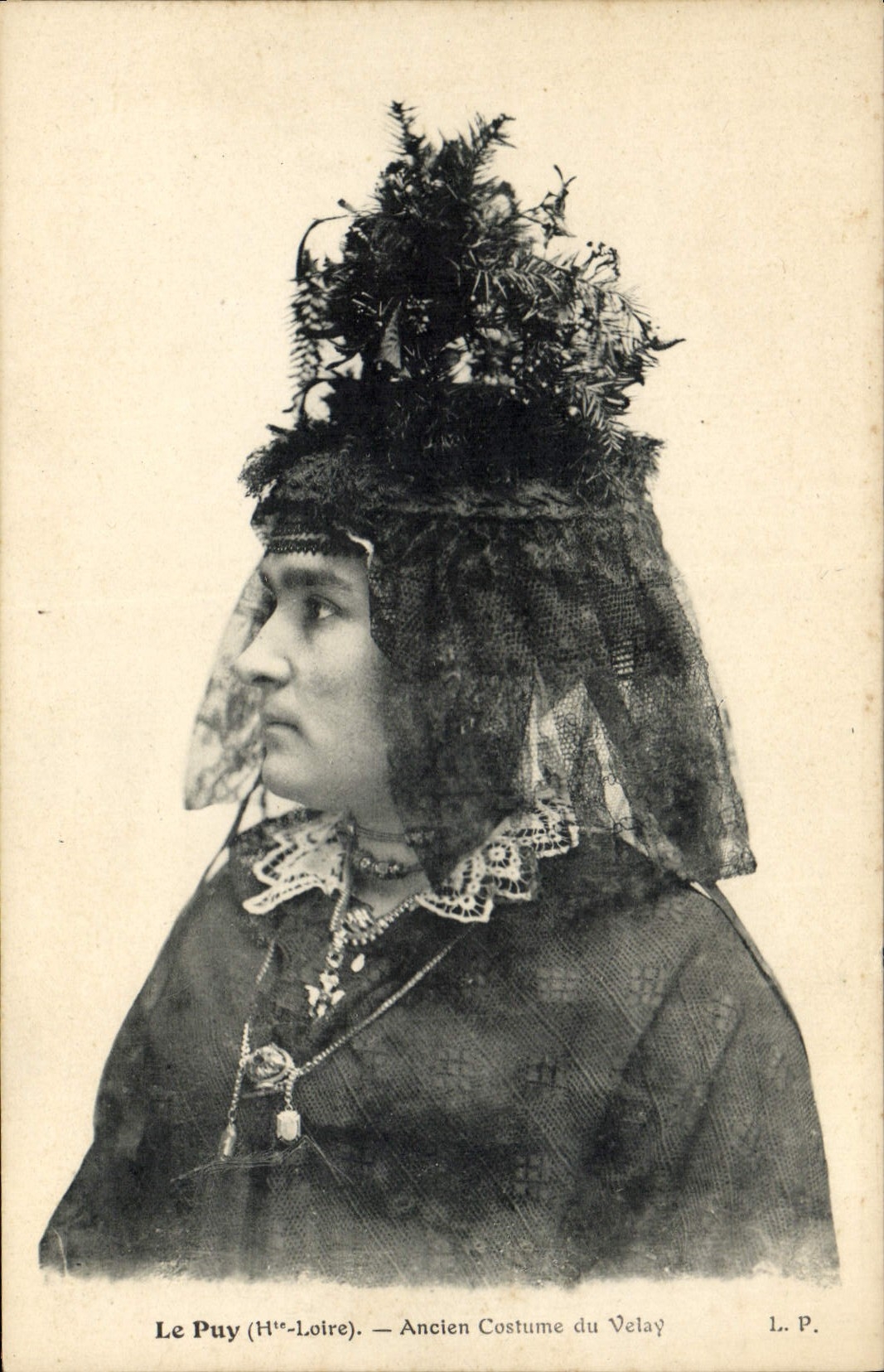 CPA Folklore Le Velay Le Puy Ancienne coiffure du Velay 