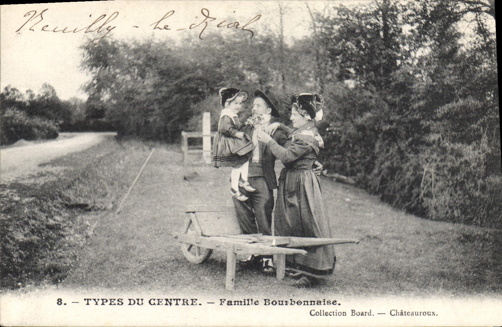 CPA Folklore Famille Bourbonnaise 