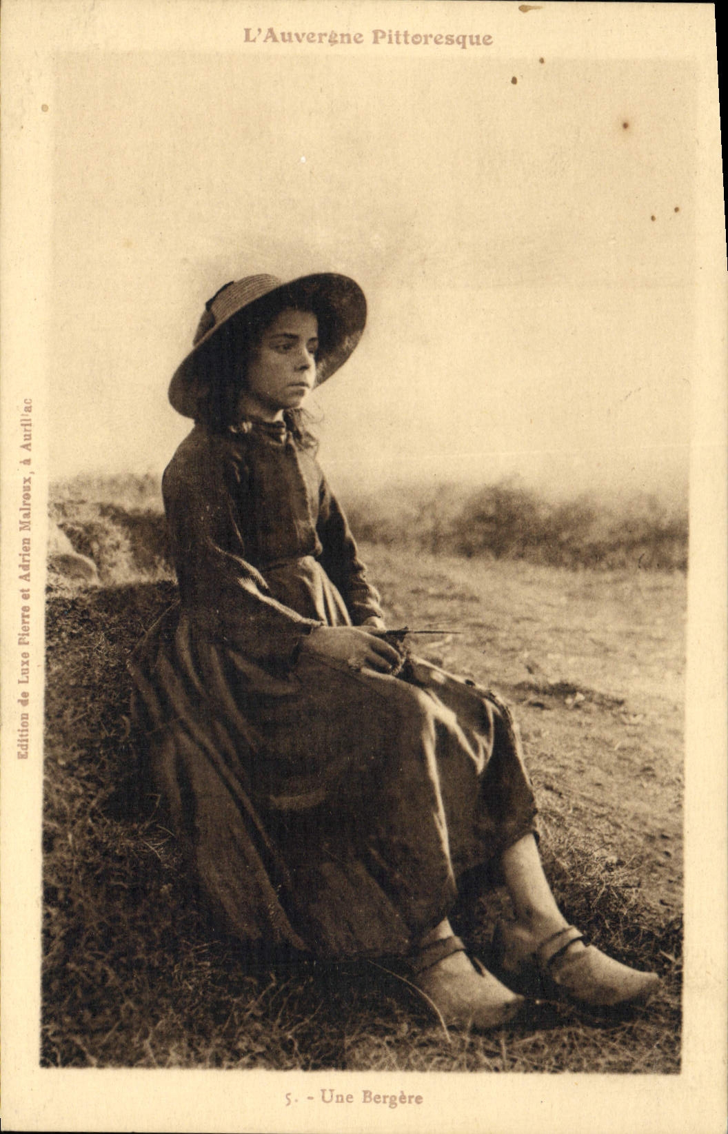 CPA Folklore Auvergne Une bergere 