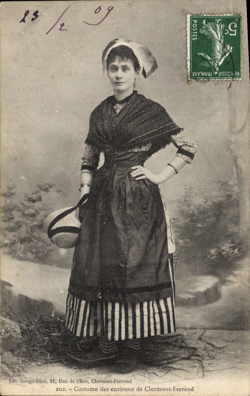 CPA Folklore Costume des environs de Clermont Ferrand 
