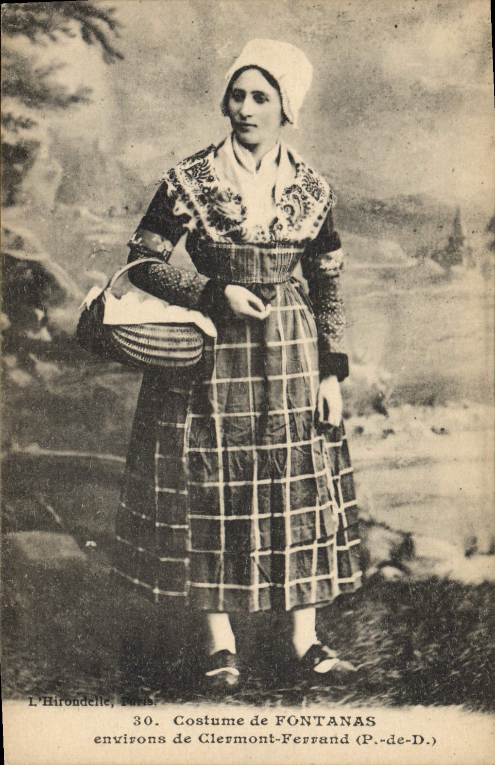 CPA Folklore Costume du Fontanas environs de Clermont Ferrand 