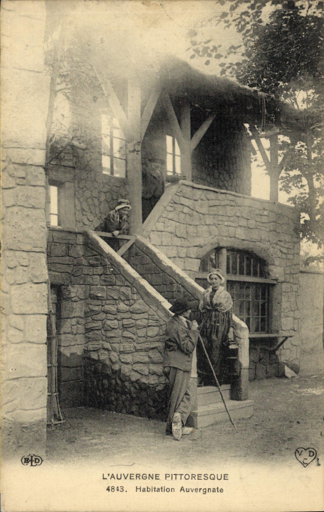 CPA Folklore Auvergne Habitation auvergnate 