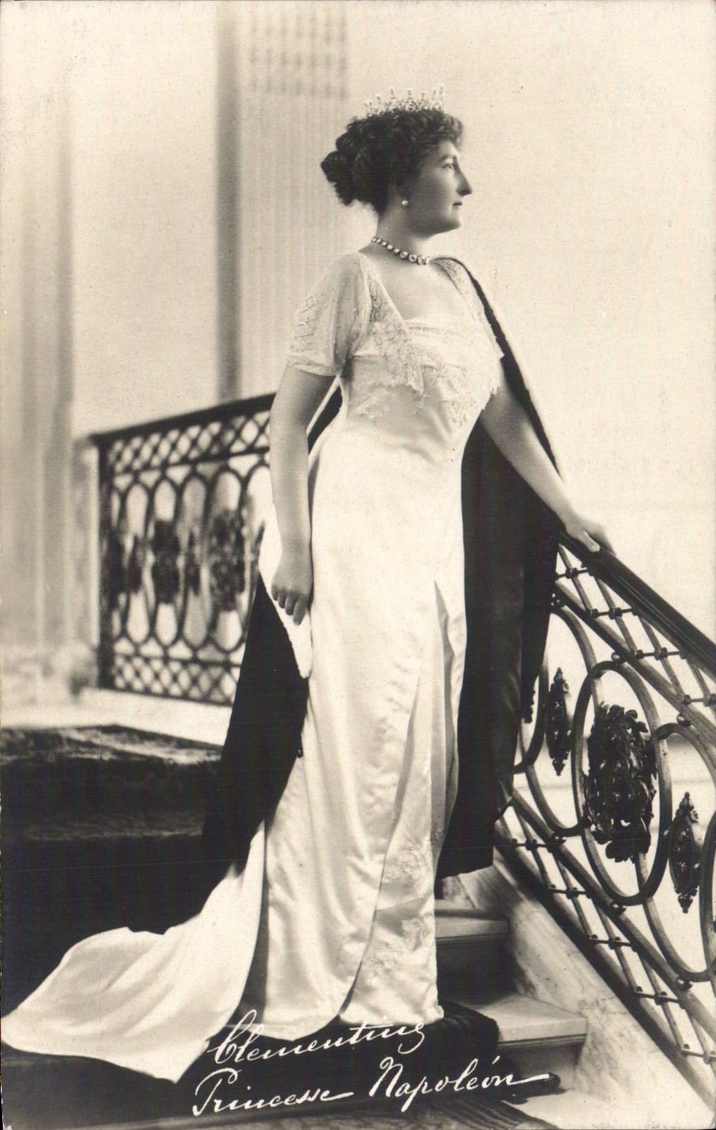 Princesse Clémentine de Belgique — Portrait en robe de soirée — Belleville Imp. Paris