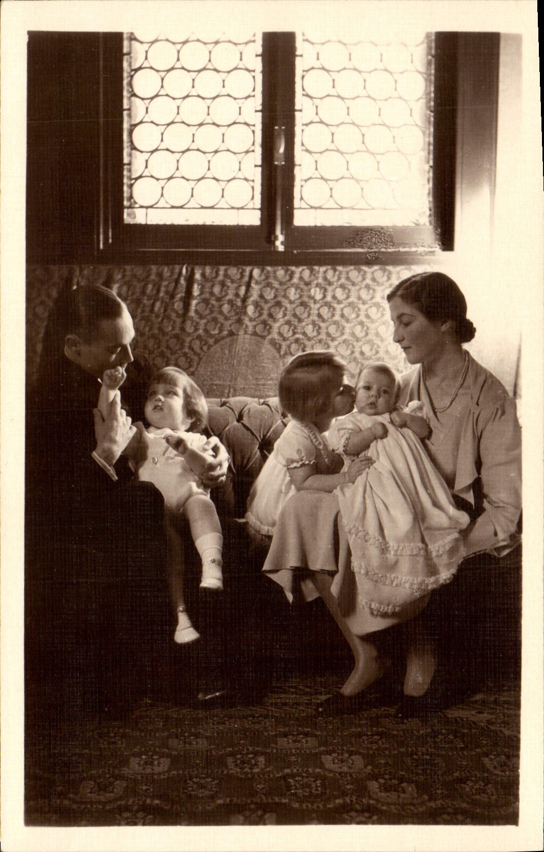 Le Comte et la Comtesse de Paris — leurs Enfants — Cl. Jean Vincent - La Boétie - Paris
