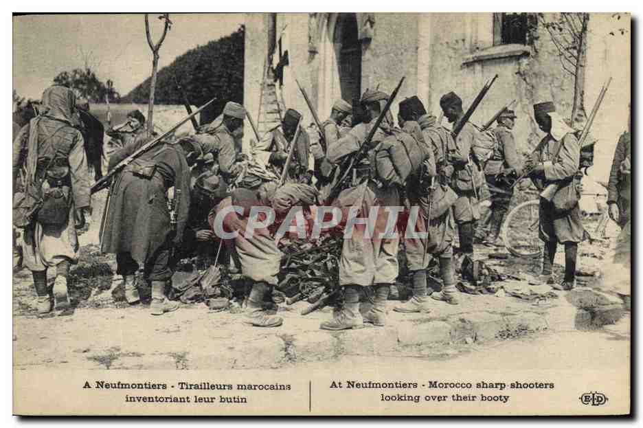 CPA Militaria A Neufmoutiers Tirailleurs marocains inventoriant leur butin