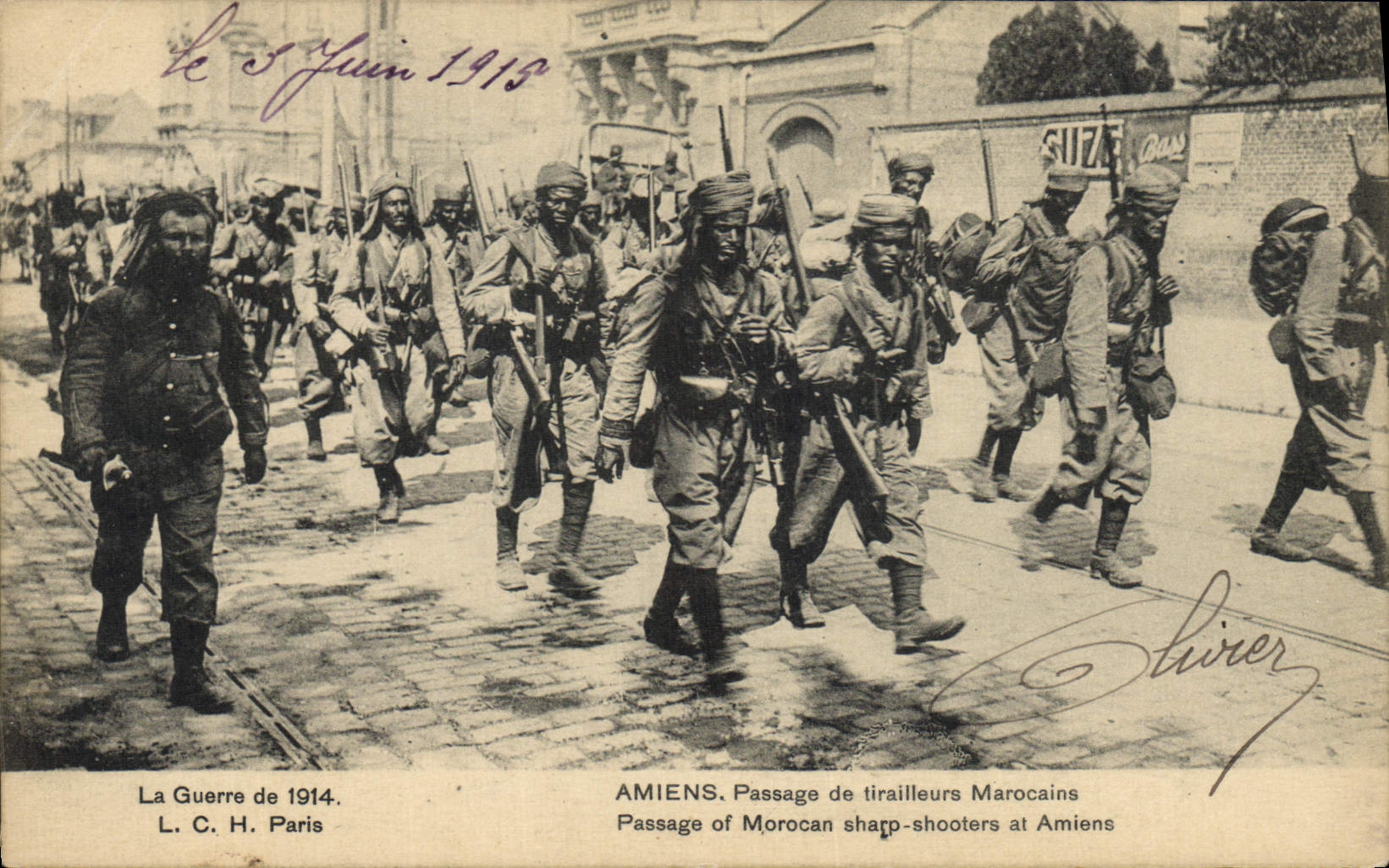 CPA Militaria Amiens Passage de Tirailleurs marocains 