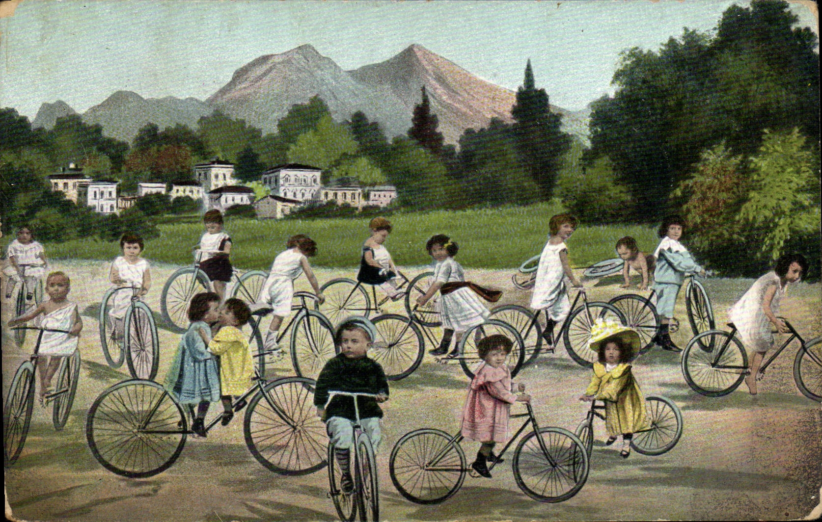 Enfants à vélo — Montagnes en arrière-plan — Postkarte Levelezö-Lap