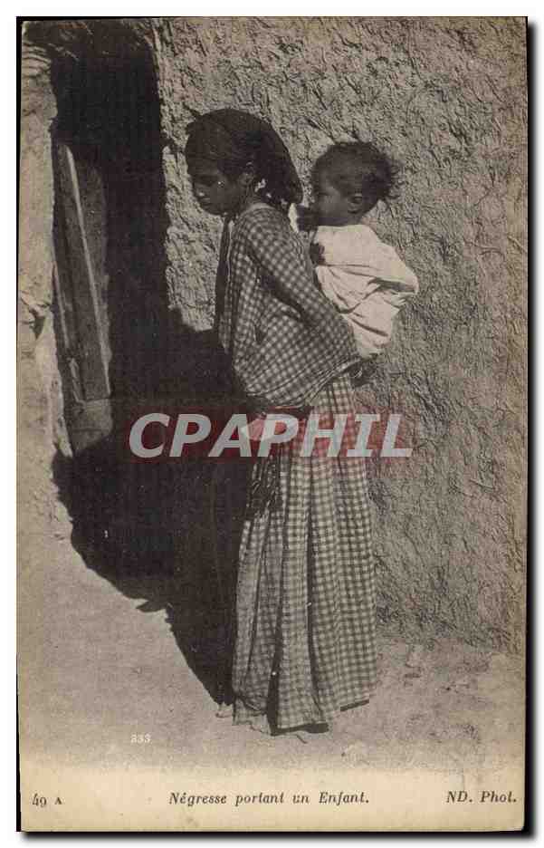 CPA Negre Femme noire Negresse portant un enfant 