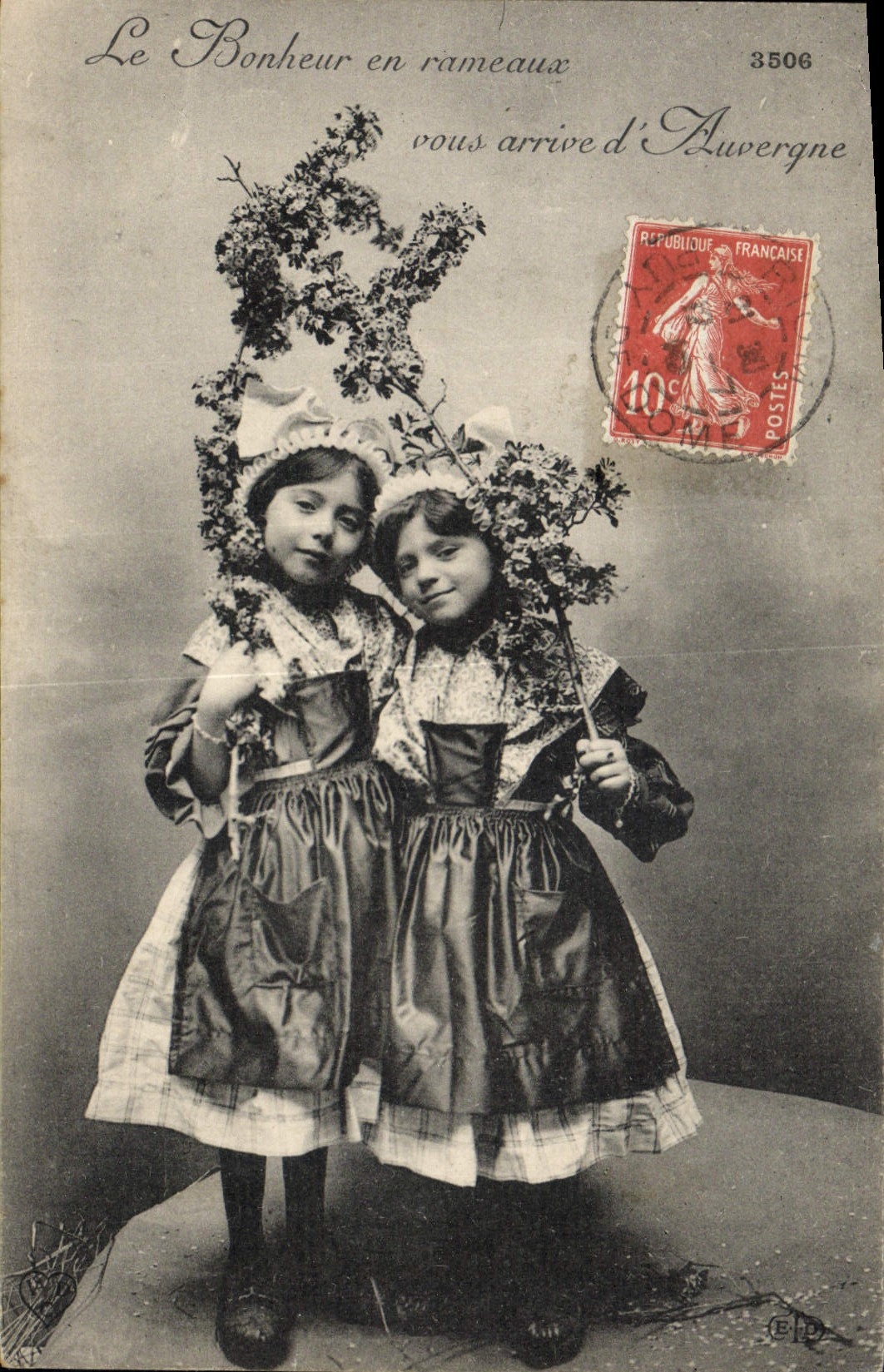 CPA Folklore Le bonheur en rameaux vous arrive d'Auvergne 