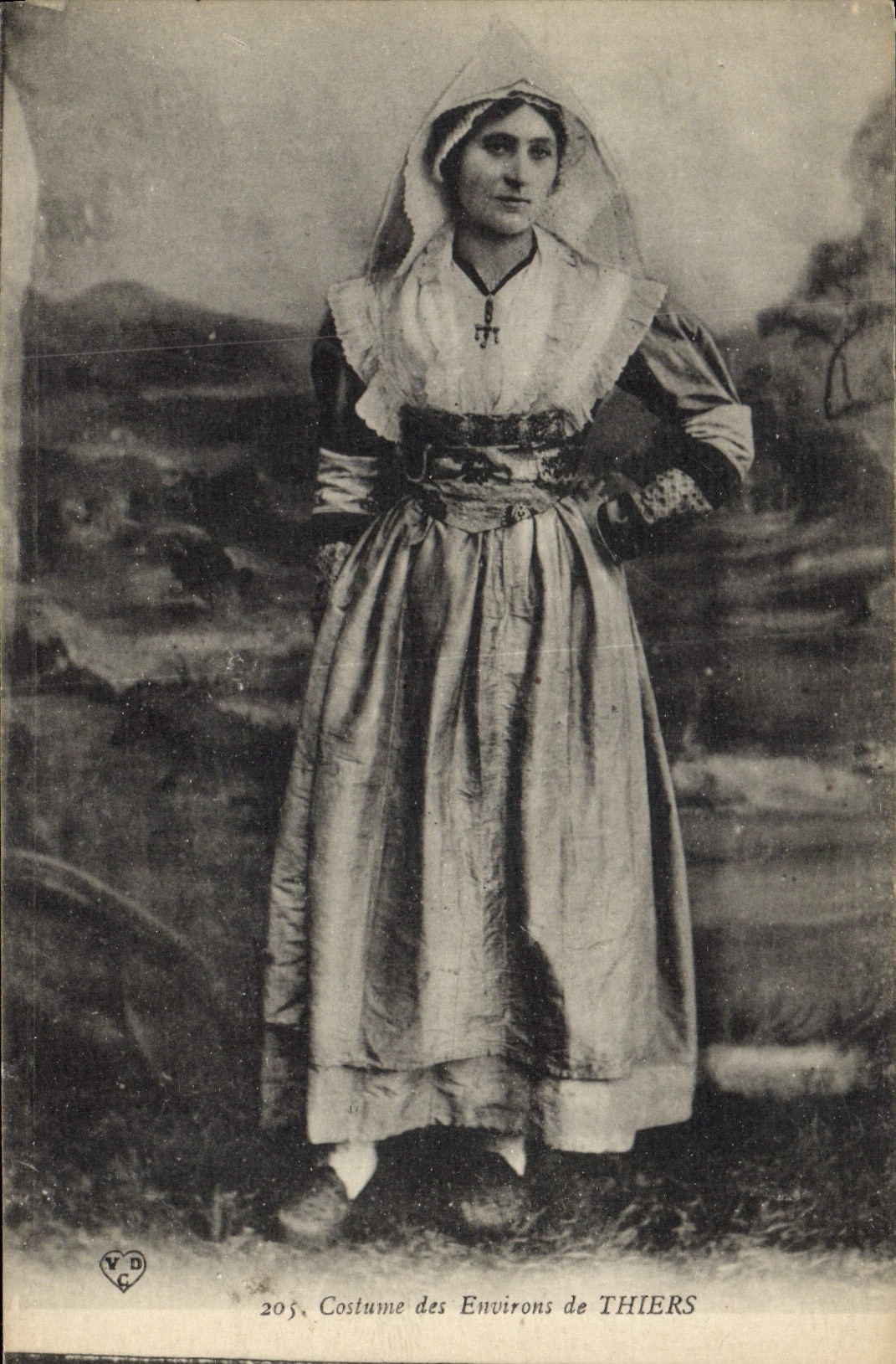 CPA Folklore Costume des environs de Thiers 