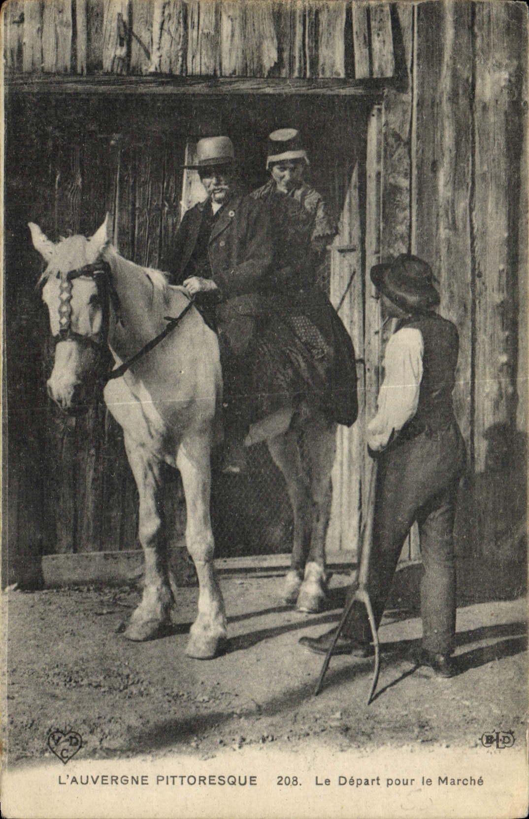 CPA Folklore Auvergne Le depart pour le marche 