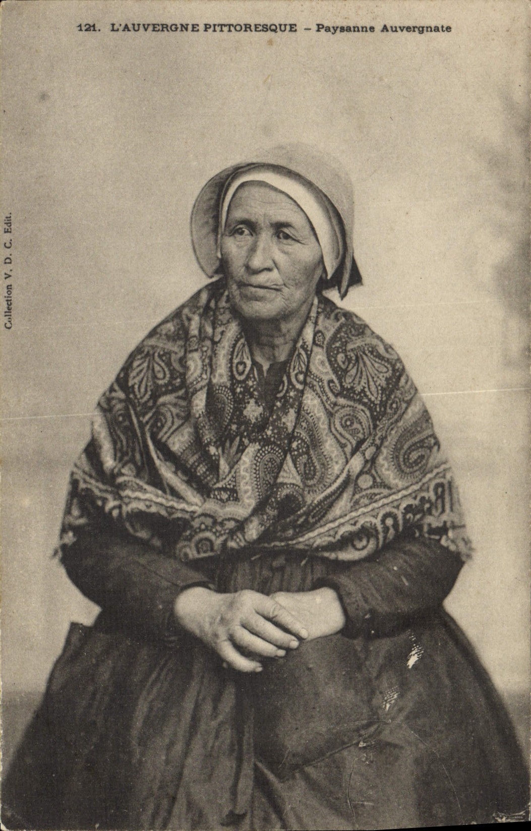 CPA Folklore Auvergne Paysanne Auvergnate 