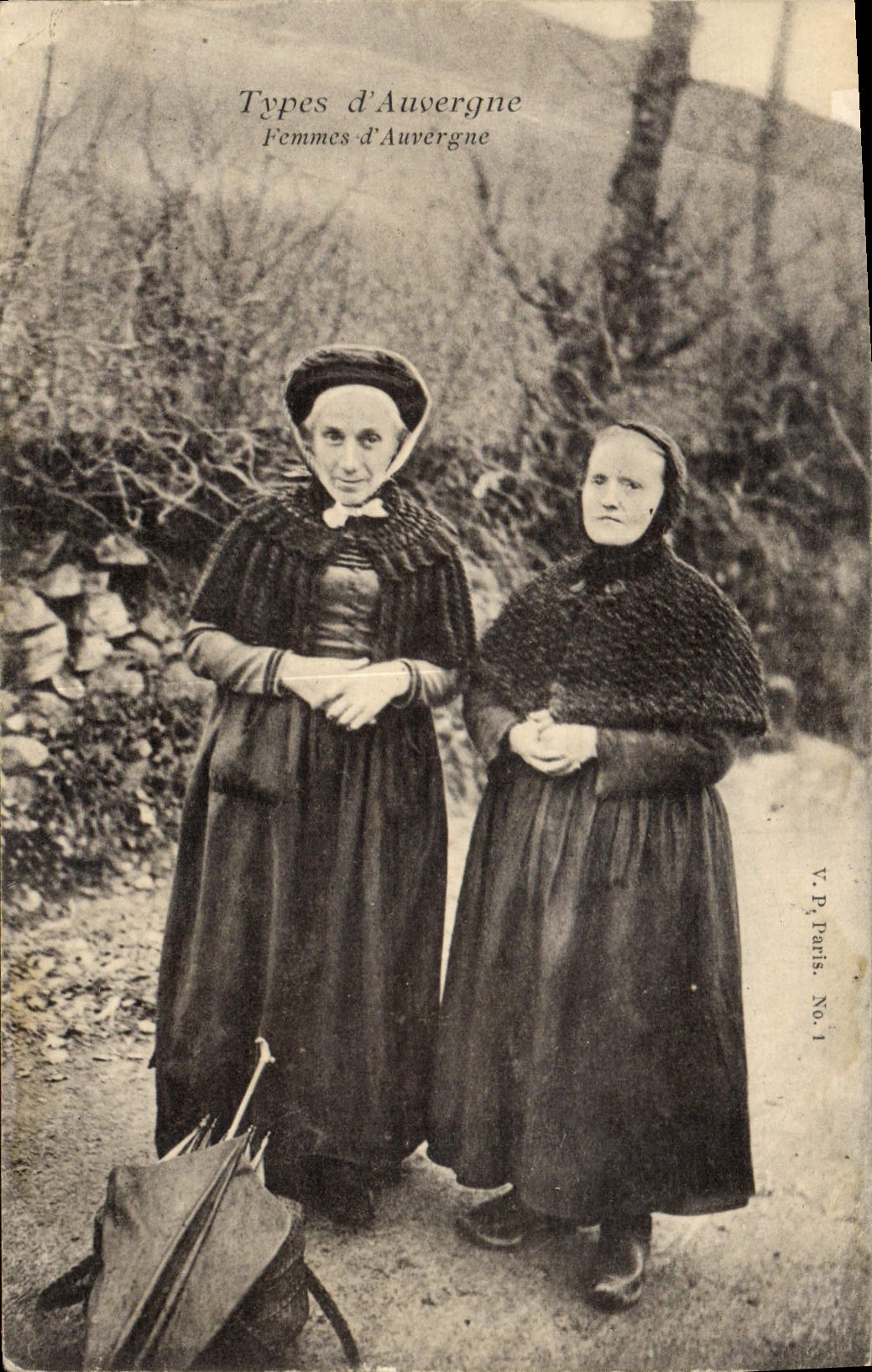 CPA Folklore Femmes d'Auvergne 