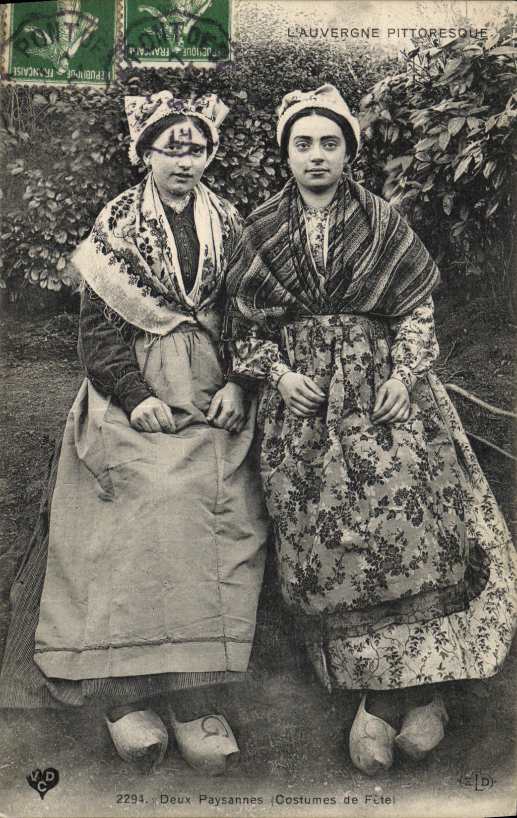 CPA Folklore Auvergne Deux paysannes Costumes de fete 
