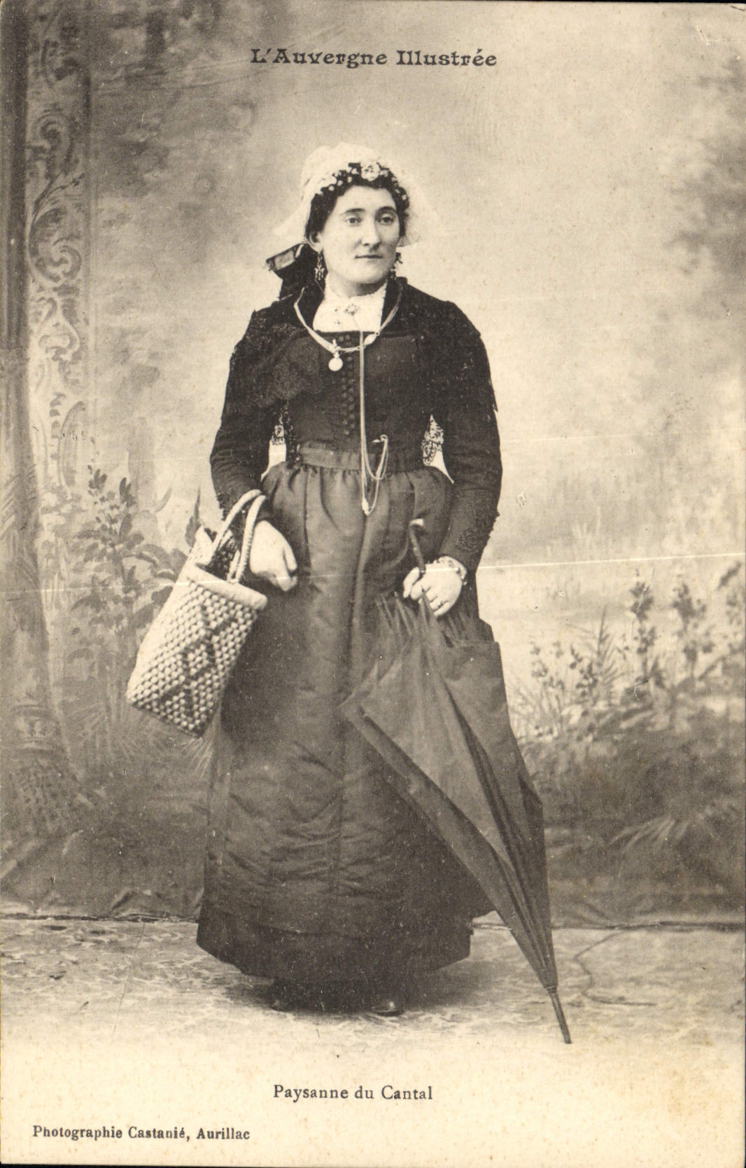 CPA Folklore Auvergne Paysanne du Cantal