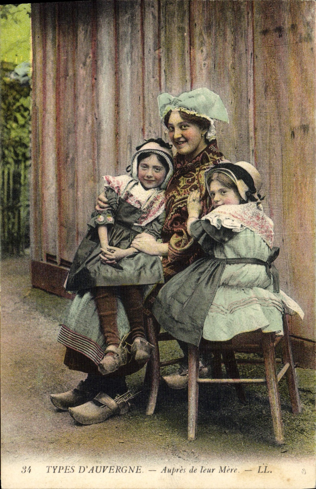 CPA Folklore Auvergne Aupres de leur mere 