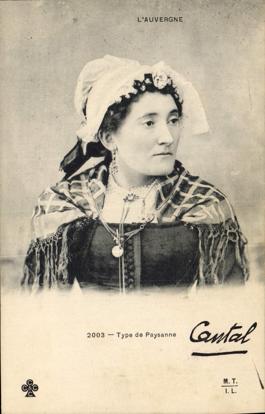 CPA Folklore Auvergne Type de paysanne 