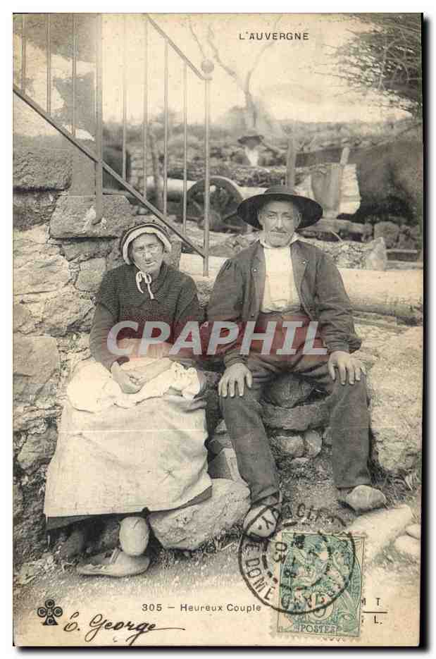 CPA Folklore Auvergne Heureux couple 