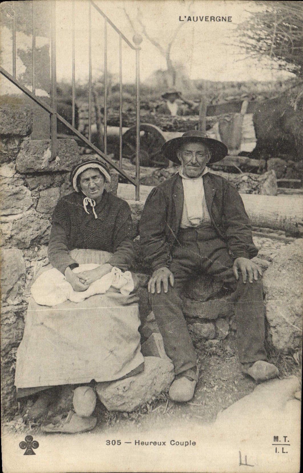 CPA Folklore Auvergne Heureux couple 