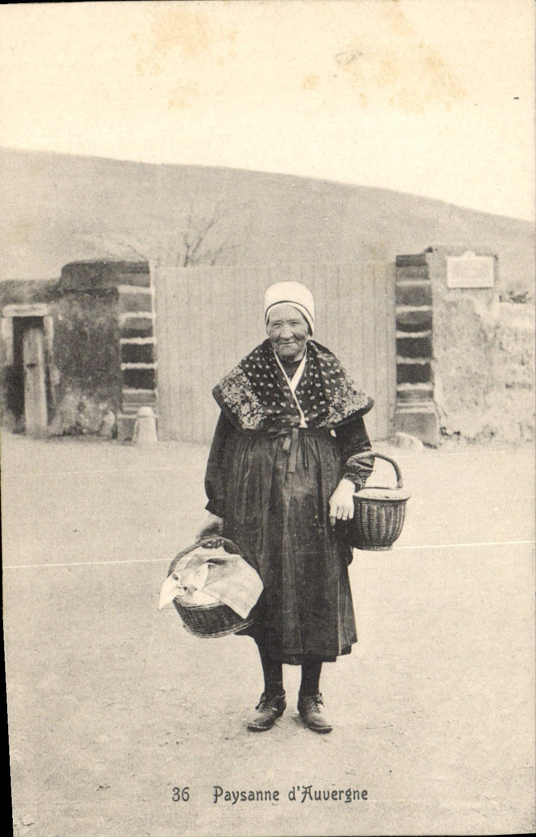 CPA Folklore Paysanne d'Auvergne 