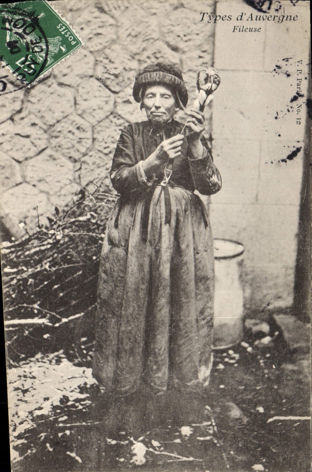 CPA Folklore Types d'Auvergne Fileuse 