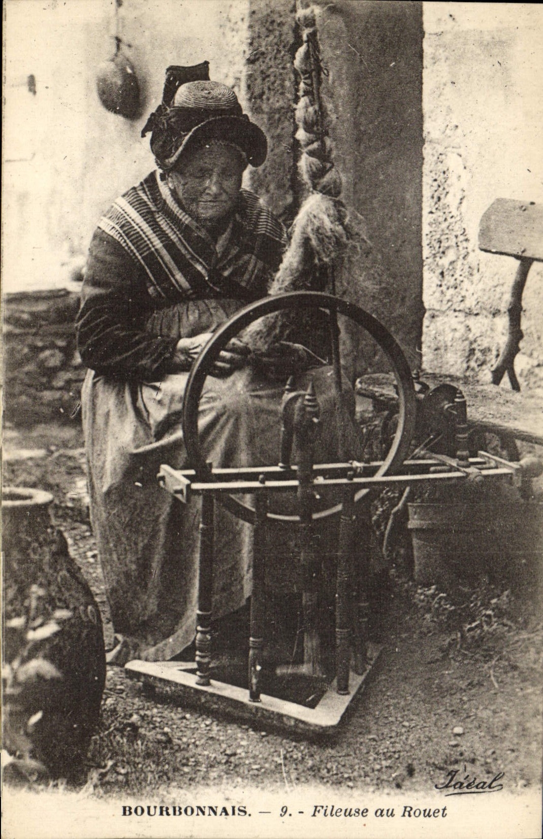 CPA Folklore Bourbonnais Fileuse au rouet 