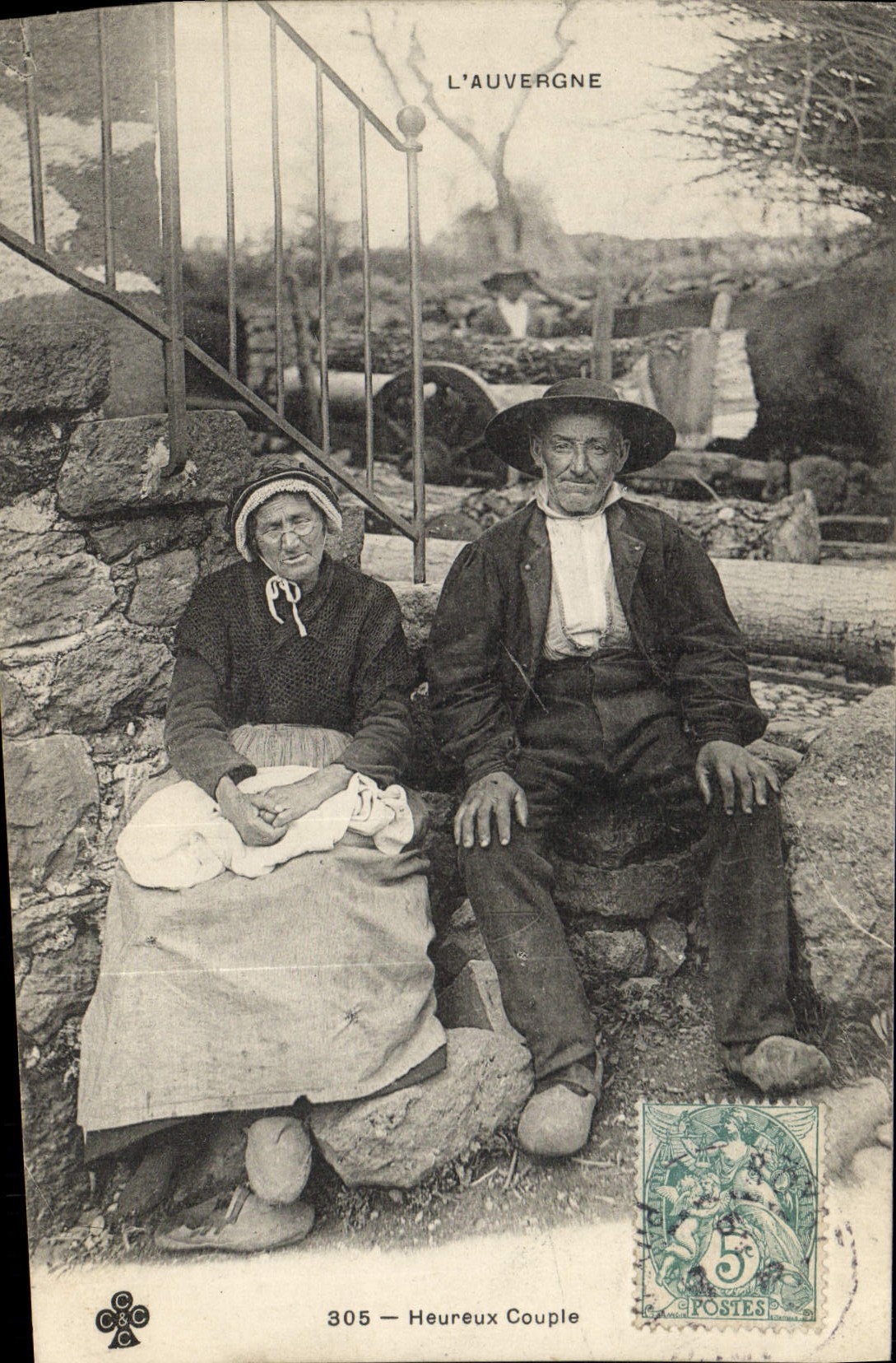 CPA Folklore Auvergne Heureux couple