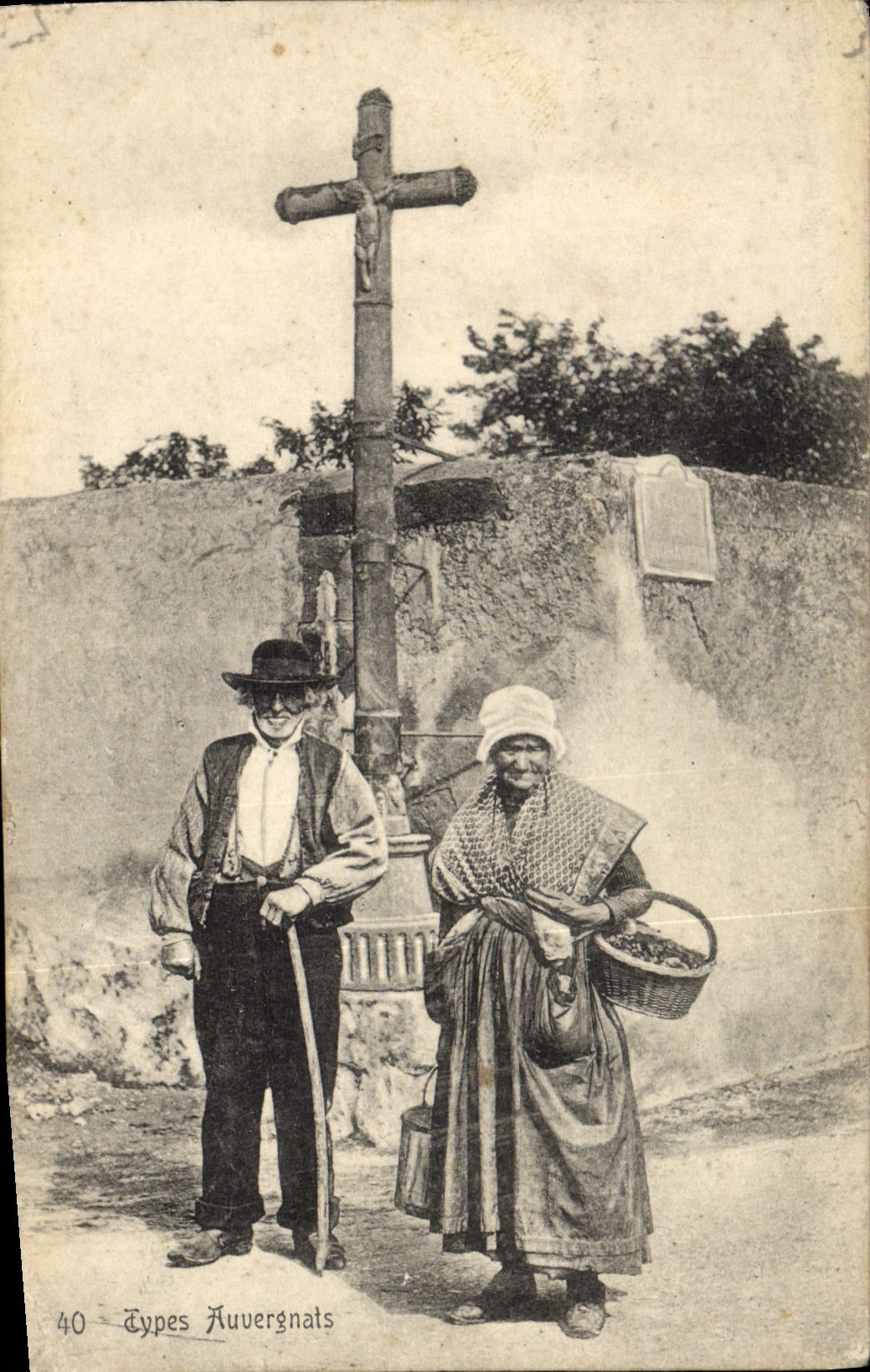 CPA Folklore Types Auvergnats 
