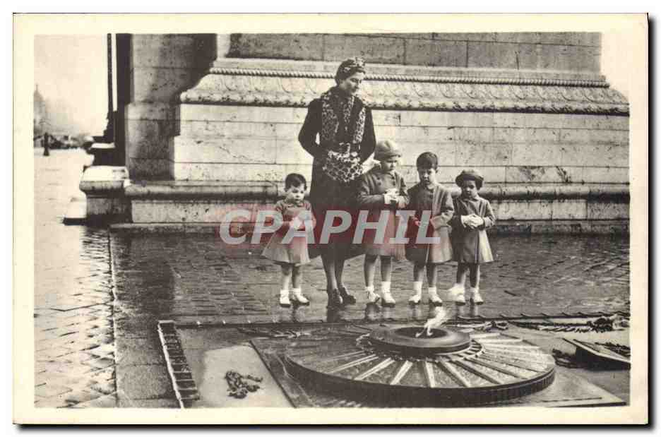 S.A.R. Madame la Comtesse de Paris et les Enfants de France — au Tombeau du Soldat Inconnu