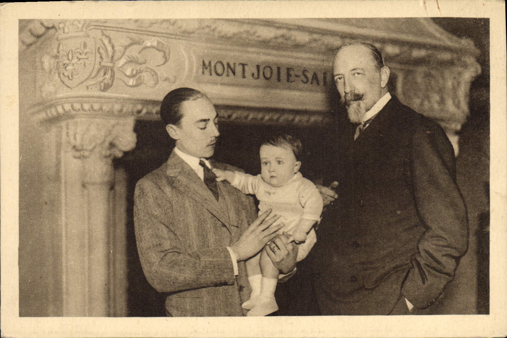 Montjoie-Saint-Martin — trois hommes et un enfant devant un décor sculpté — éditeur inconnu - Recto