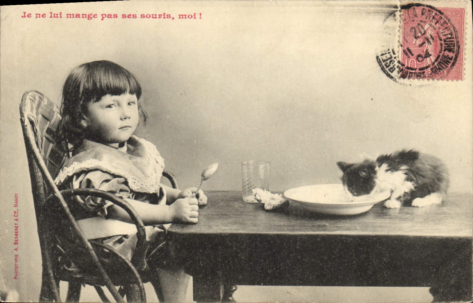 CPA Chat Chats Chaton Enfant Je ne lui mange pas ses souris moi !