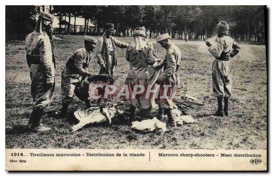 CPA Militaria Tirailleurs marocains Distribution de la viande 