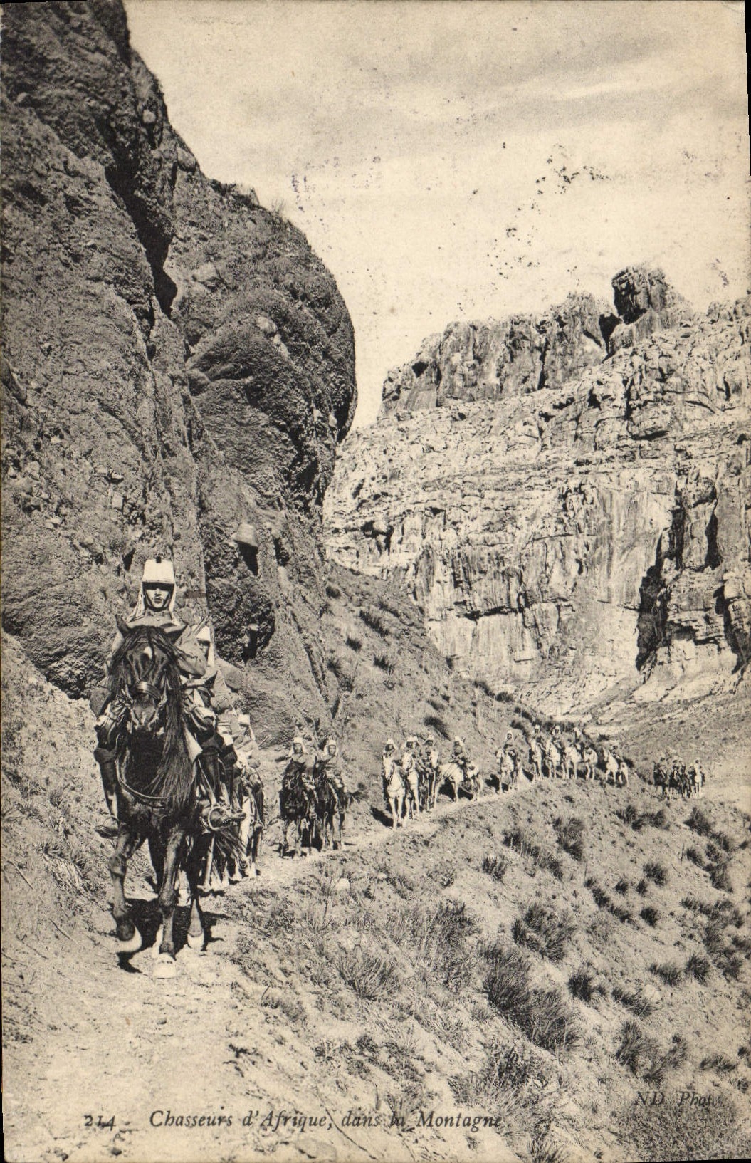 CPA Militaria Chasseurs d'Afrique dans la montagne 