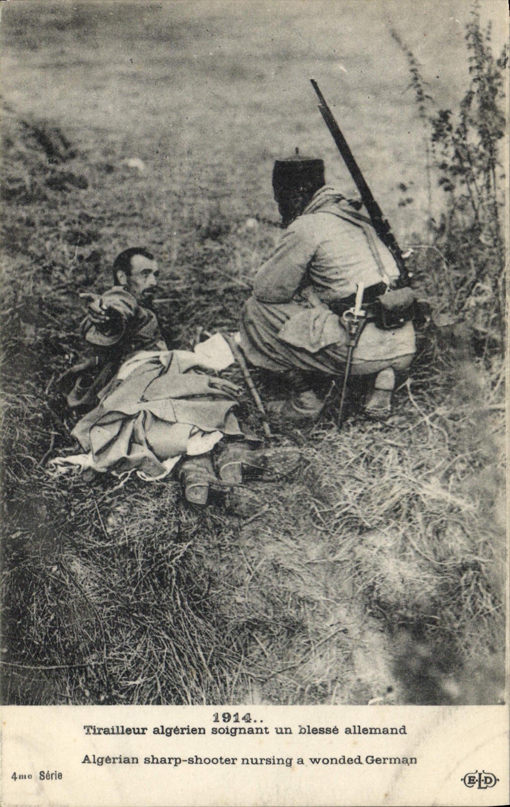Tirailleur algérien soignant un blessé allemand — 1914 — 4ème Série — Éditeur B.P.D.