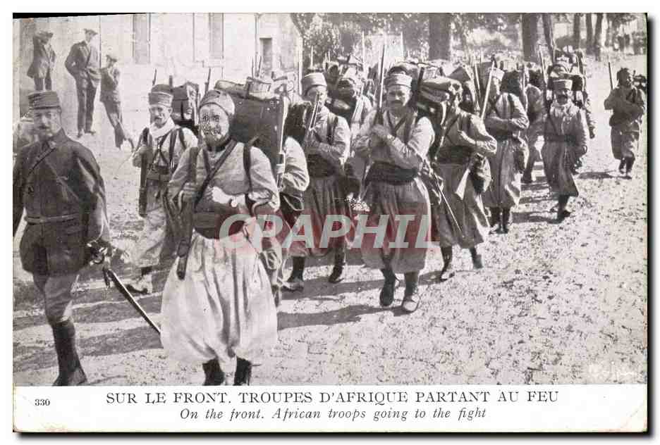 CPA Militaria Sur le front Troupes d'Afrique partant au feu 