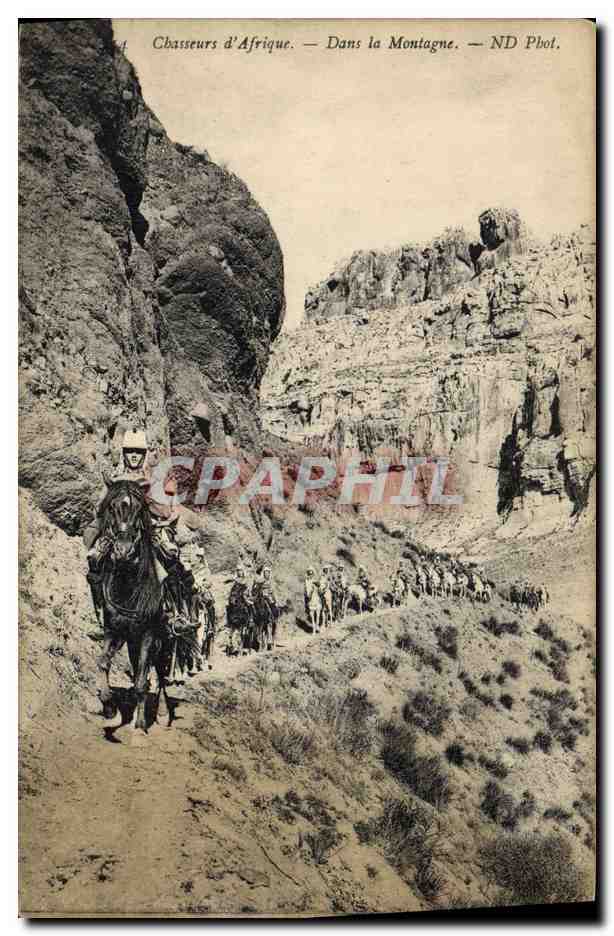 CPA Militaria Chasseurs d'Afrique Dans la montagne 