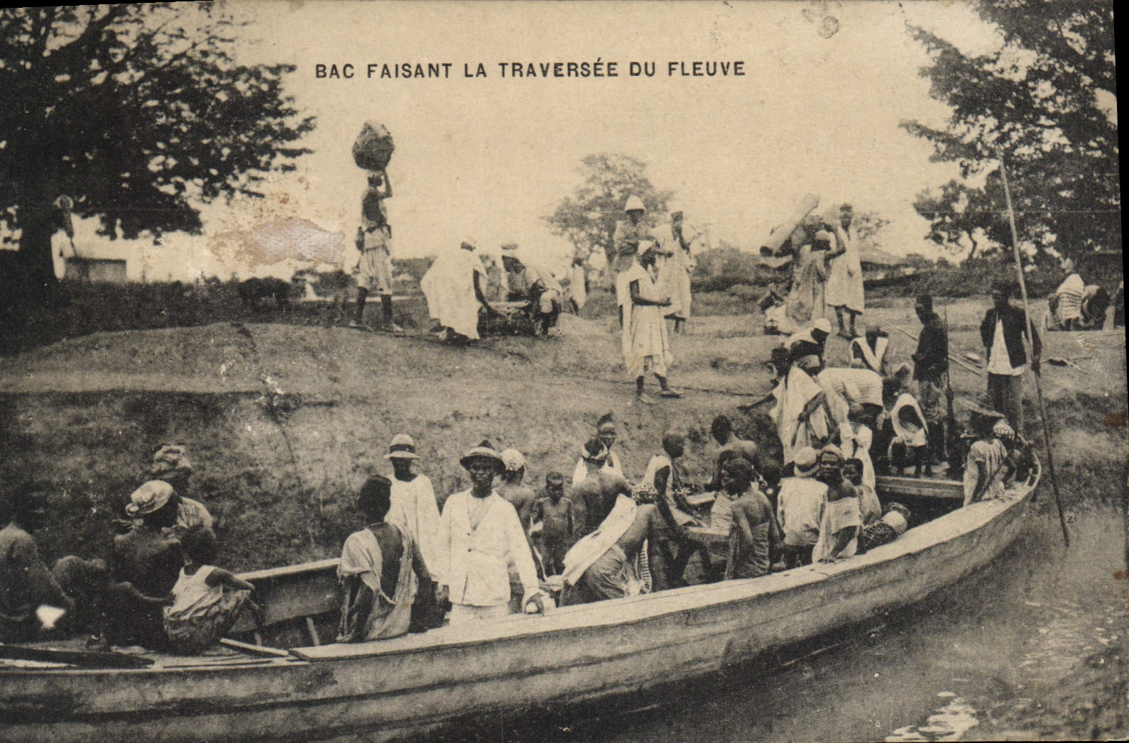 CPA Homme Noir negre Bac faisant la traversee du fleuve 
