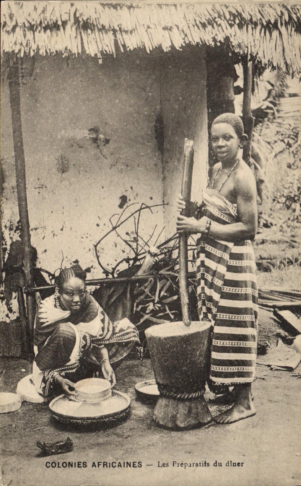CPA Enfants Noir negre Colonies Africaines Les preparatifs du diner 