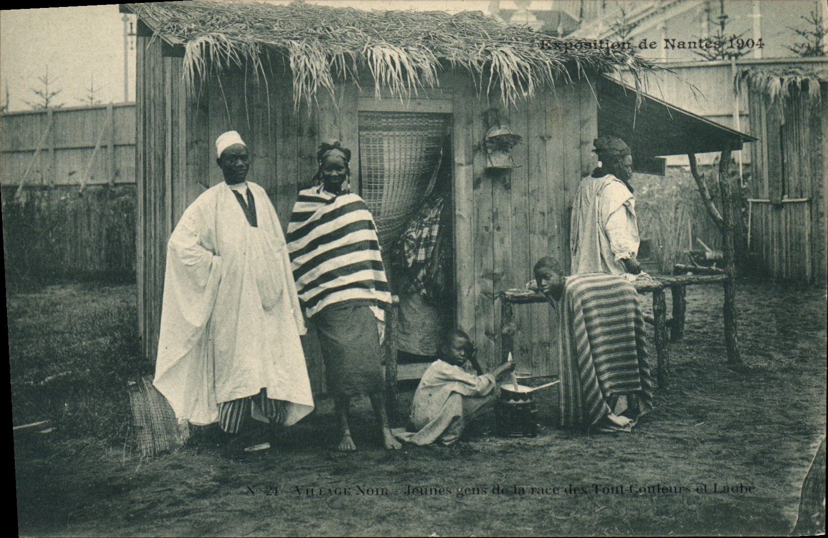 Village Noir — Jeunes gens de la race des Toucouleurs et Laobe — Exposition de Nantes 1904 — Édition J. NOZIS, Nantes