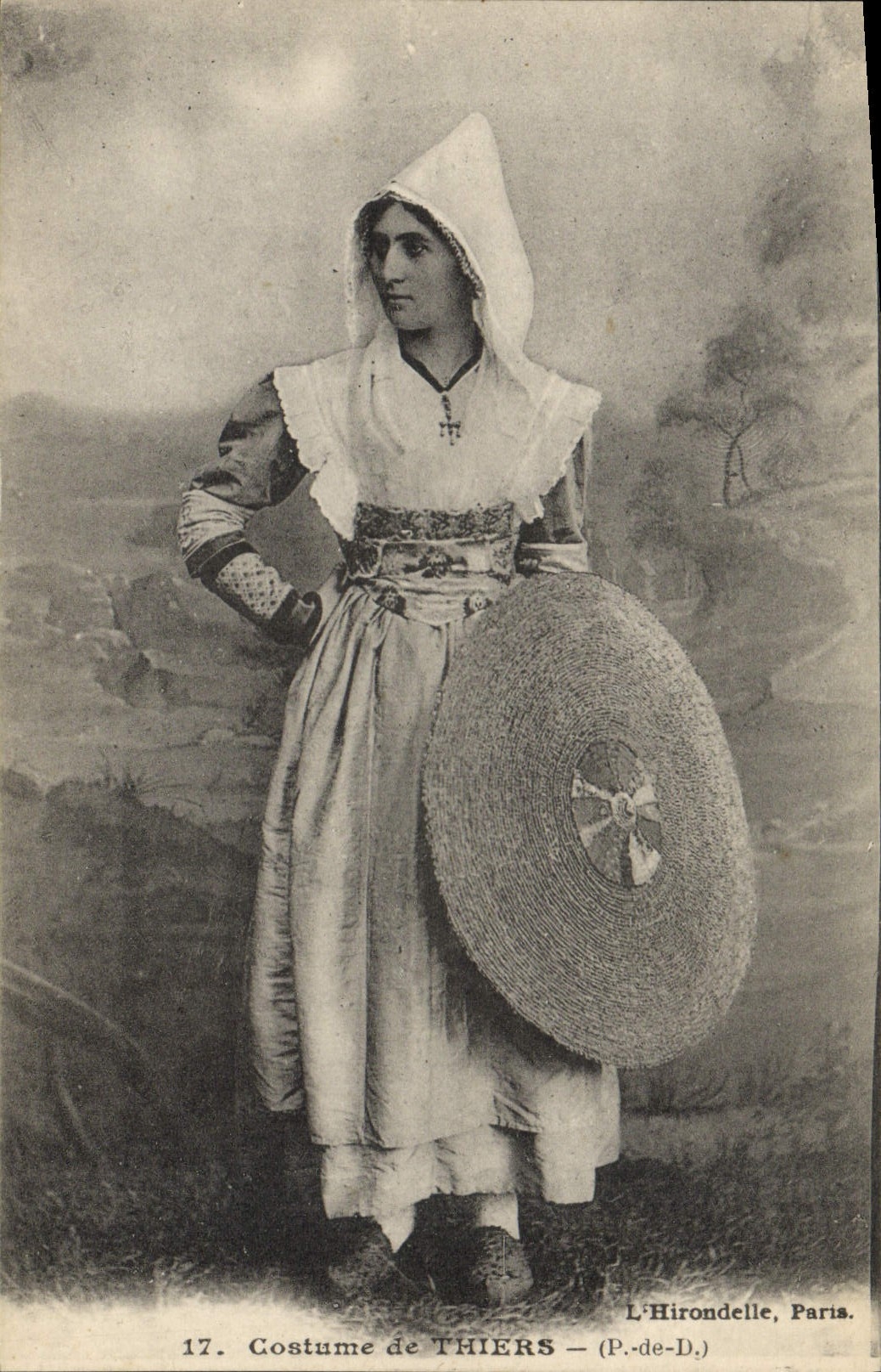 CPA Folklore Costume de Thiers 