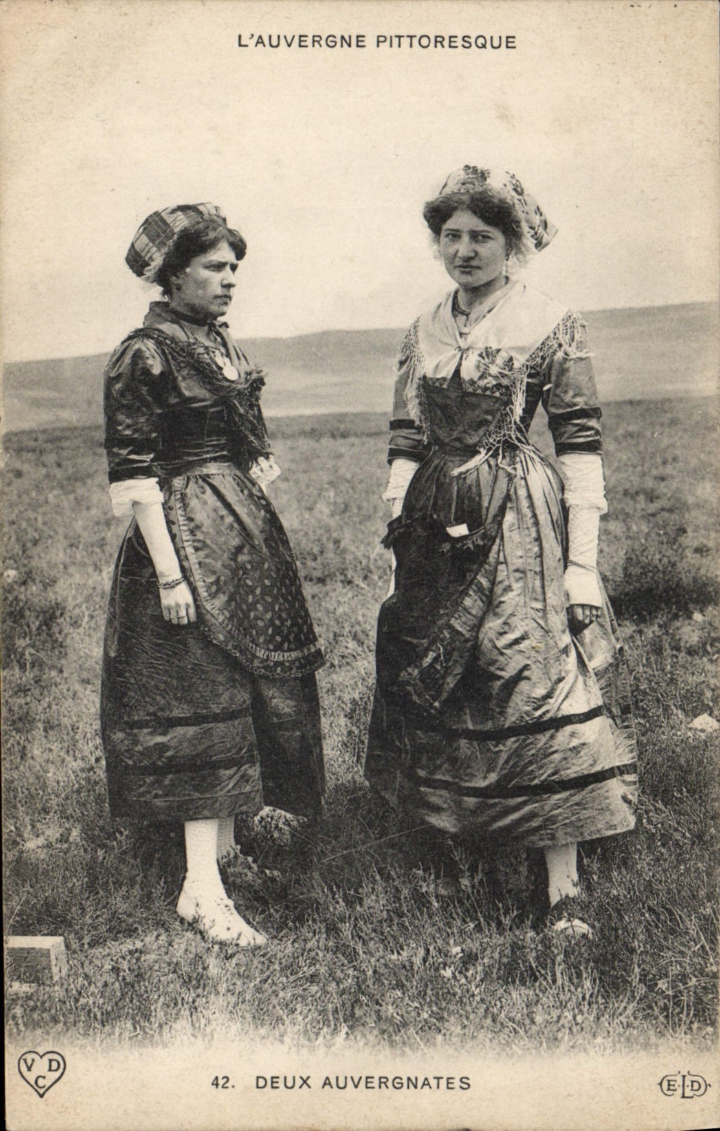 CPA Folklore Auvergne Deux Auvergnates