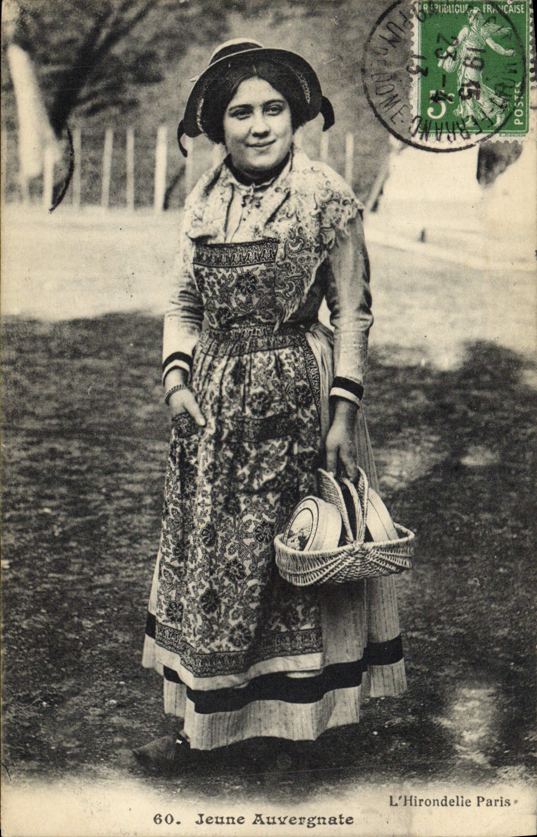 CPA Folklore Jeune Auvergnate