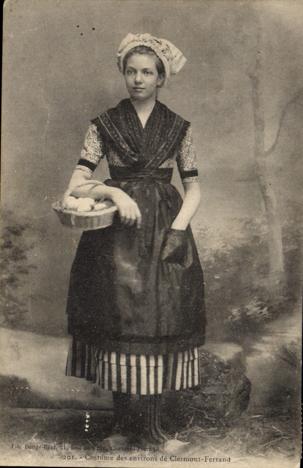 CPA Folklore Costume des environs de Clermont Ferrand 